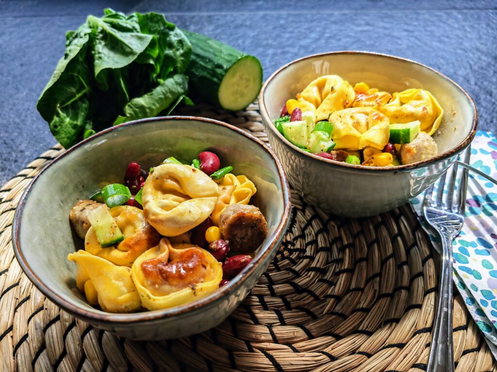 Sommerlicher Tortellinisalat mit Würstchen // schnell, einfach &amp; veggie ...